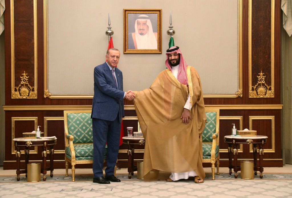 ولي العهد السعودي الامير محمد بن سلمان والرئيس التركي رجب طيب إردوغان في جدة في 28 نيسان/ابريل 2022 (ا ف ب)