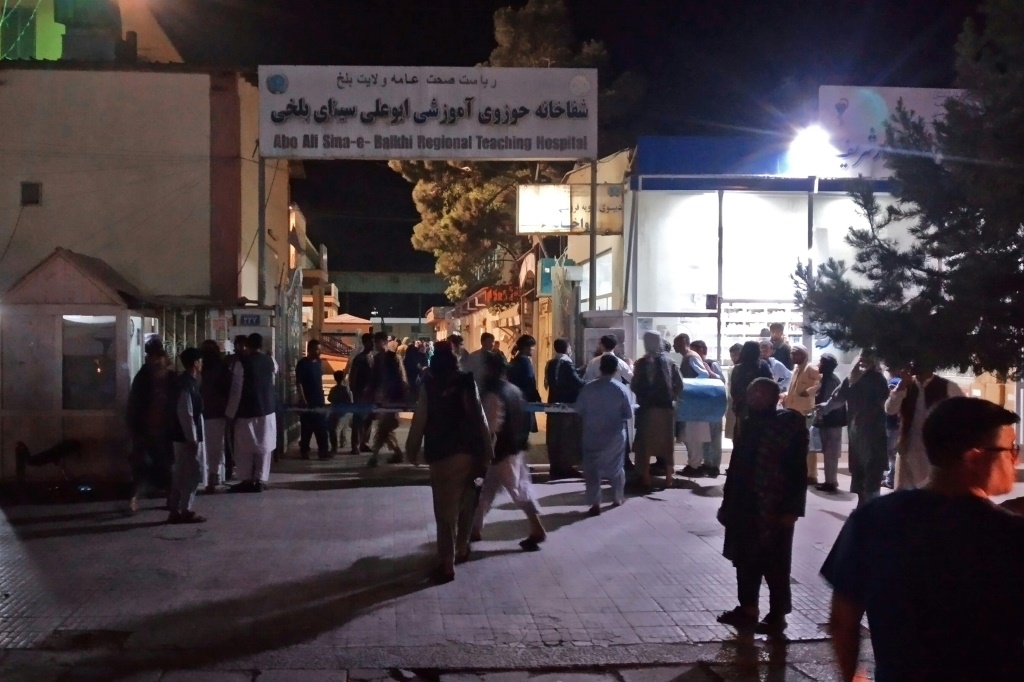 عائلات ضحايا أمام مستشفى في مزار الشريف بعد أربعة تفجيرات في أفغانتان في 25 أيار/مايو 2022 (ا ف ب)