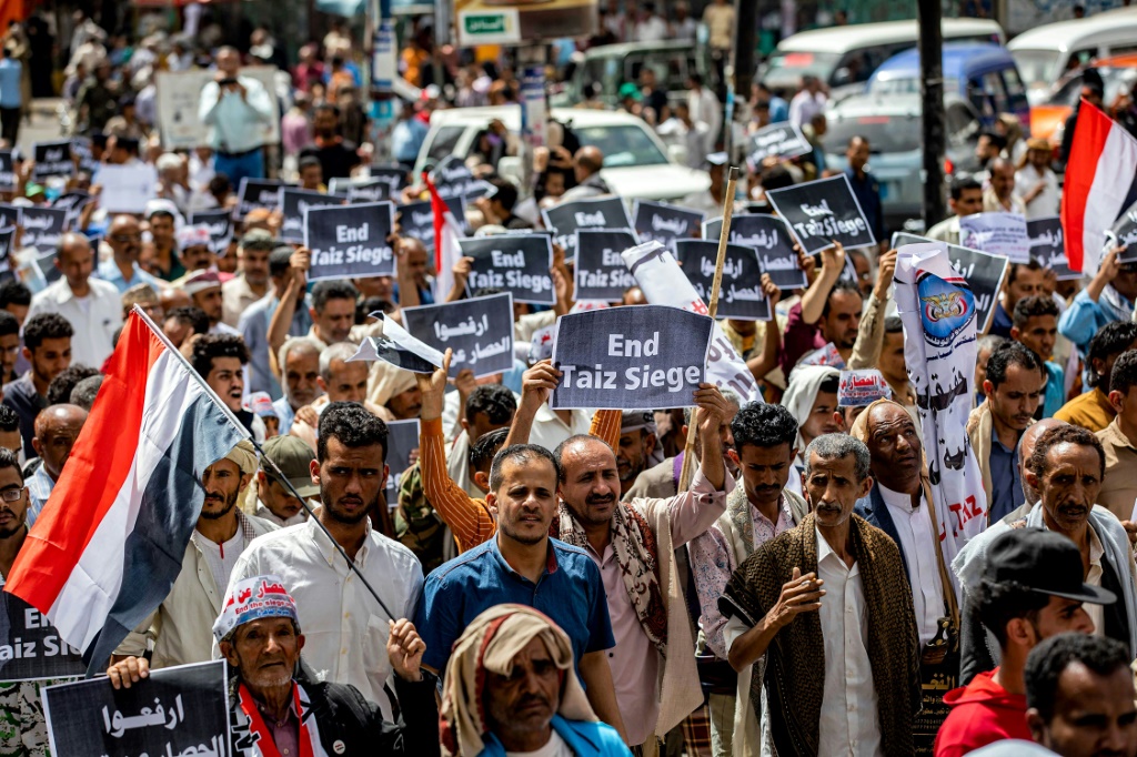  تظاهرة في تعز تطالب برفع الحصار عن المدينة في 25 من ايار/مايو 2022 (ا ف ب).