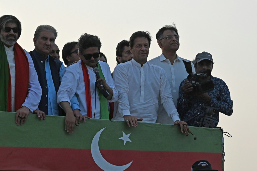 عمران خان خلال تجمّع لمناصريه في اتوك في باكستان بتاريخ 25 أيّار/مايو 2022 (ا ف ب)