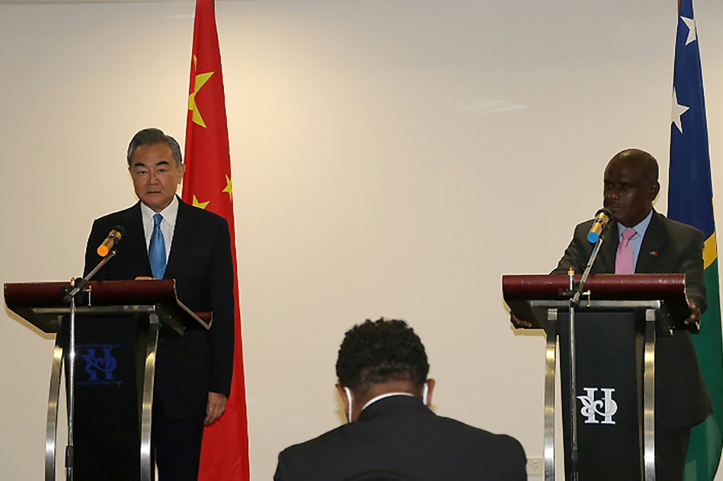 في جولة في جنوب المحيط الهادئ ، التقى وزير الخارجية الصيني وانغ يي (إلى اليسار) مع جيريميا مانيلي (إلى اليمين) من جزر سليمان. (ا ف ب)