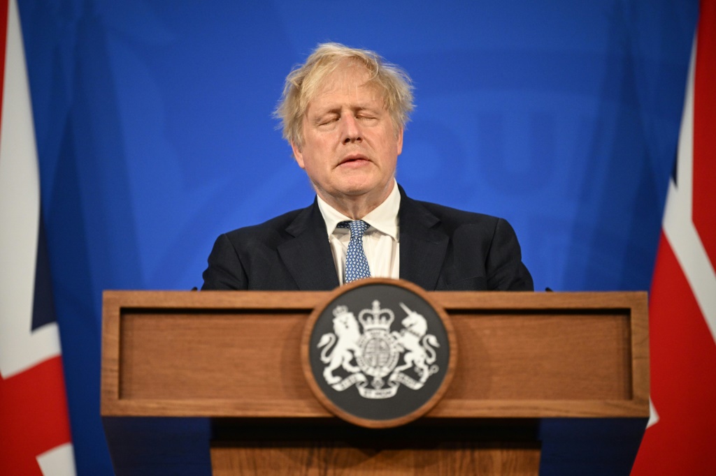 اعتذر رئيس الوزراء البريطاني ، بوريس جونسون ، لكنه تحدى الدعوات بالاستقالة بعد تقرير عن إغلاق الحفلات في داونينج ستريت (أ ف ب)