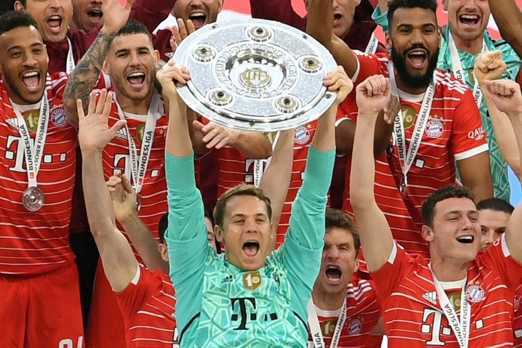 الحارس الدولي مانويل نوير يرفع درع الدوري الالماني لكرة القدم بعد تتويج بايرن ميونيخ باللقب للمرة العاشرة توالياً. ميونيخ، جنوب ألمانيا، في 8 أيار/مايو 2022 (ا ف ب)