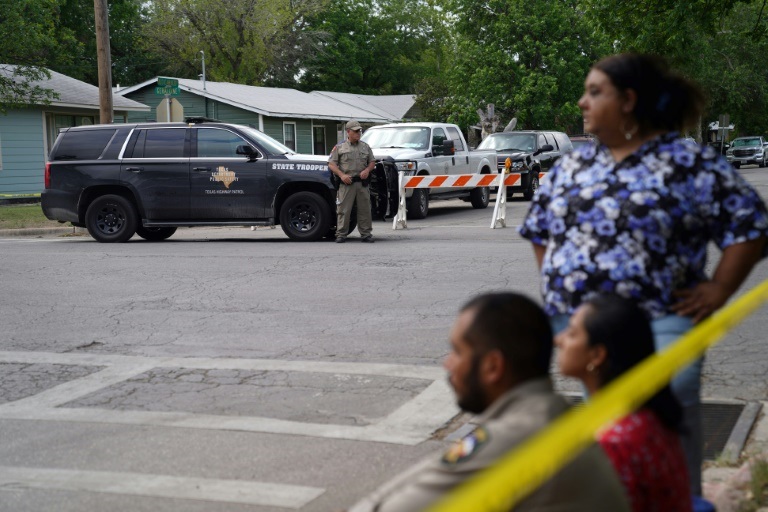 الشرطة ومواطنون أمام مدرسة في تكساس عقب إطلاق نار، في 24 أيار/مايو 2022 (ا ف ب)
