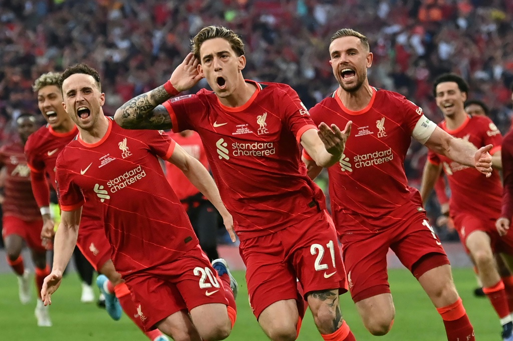 لاعبو ليفربول يحتفلون بالفوز على تشلسي بركلات الترجيح في المباراة النهائية لمسابقة كأس الاتحاد الإنكليزي في لندن في 14 أيار/مايو 2022 (ا ف ب)