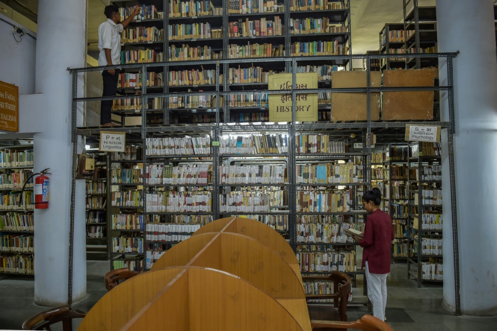 زوار يتصفحون الكتب في إحدى مكتبات أحمد أباد بالهند في 23 نيسان/أبريل 2022 (ا ف ب)