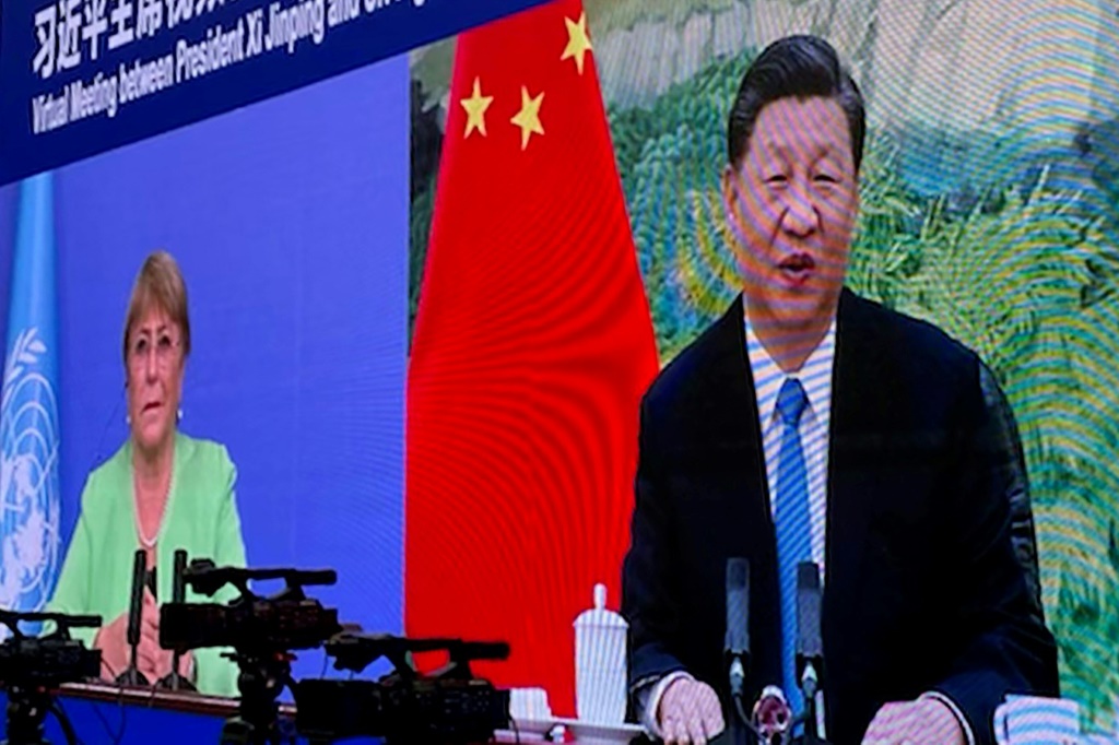    نشرت وسائل الإعلام الحكومية الصينية قراءات مبهجة للاجتماعات بين ميشيل باتشيليت وشي جين بينغ (أ ف ب)