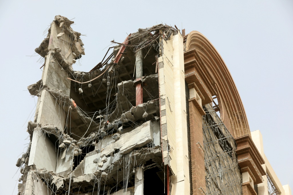 تُظهر صورة ملف قسمًا من المبنى المكون من 10 طوابق والذي انهار في عبادان بإيران (أ ف ب)