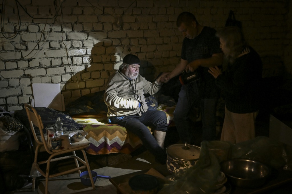    رجل وابنه في قبو منزلهما في ليسيتشانسك بشرق أوكرانيا في 26 أيار/مايو 2022 (أ ف ب)