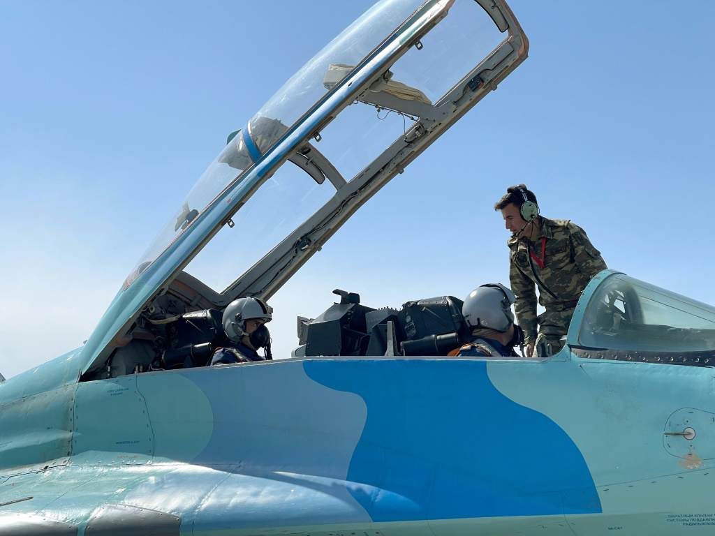 سلجوق بيرقدار صهر الرئيس التركي على متن طائرة ميكويان ميغ-29 التابعة للقوات الجوية الاذربيجانية في باكو في 24 أيار/مايو 2022 (أ ف ب)   