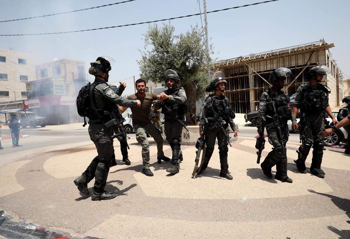 قوات الاحتلال تعتقل شبان فلسطنيين (وفا)