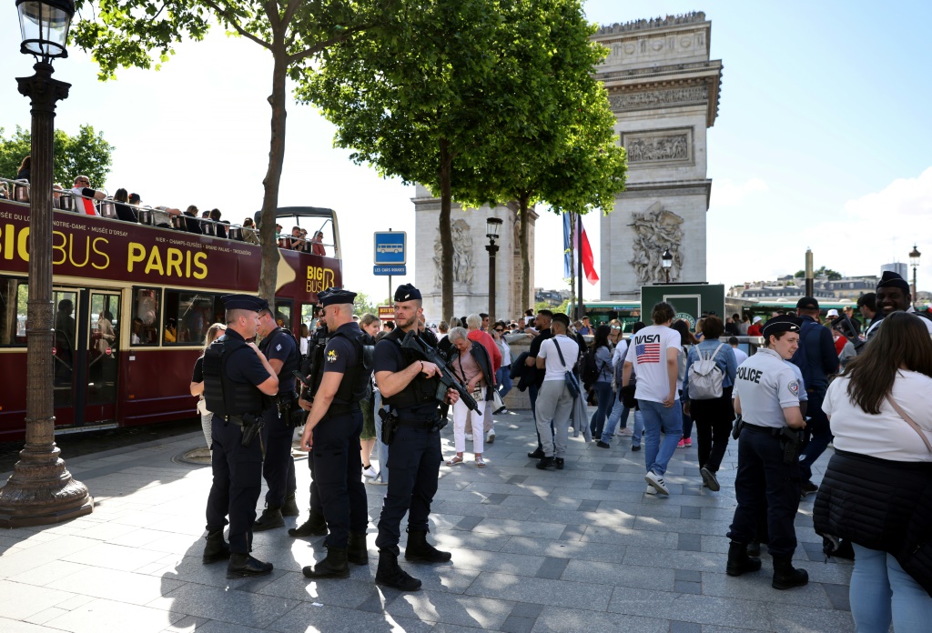 عناصر من الشرطة الفرنسية في جادة شانزيليزيه بالقرب من قوس النصر في باريس عشية نهائي دوري أبطال أوروبا في كرة القدم بين ريال مدريد وليفربول (ا ف ب)