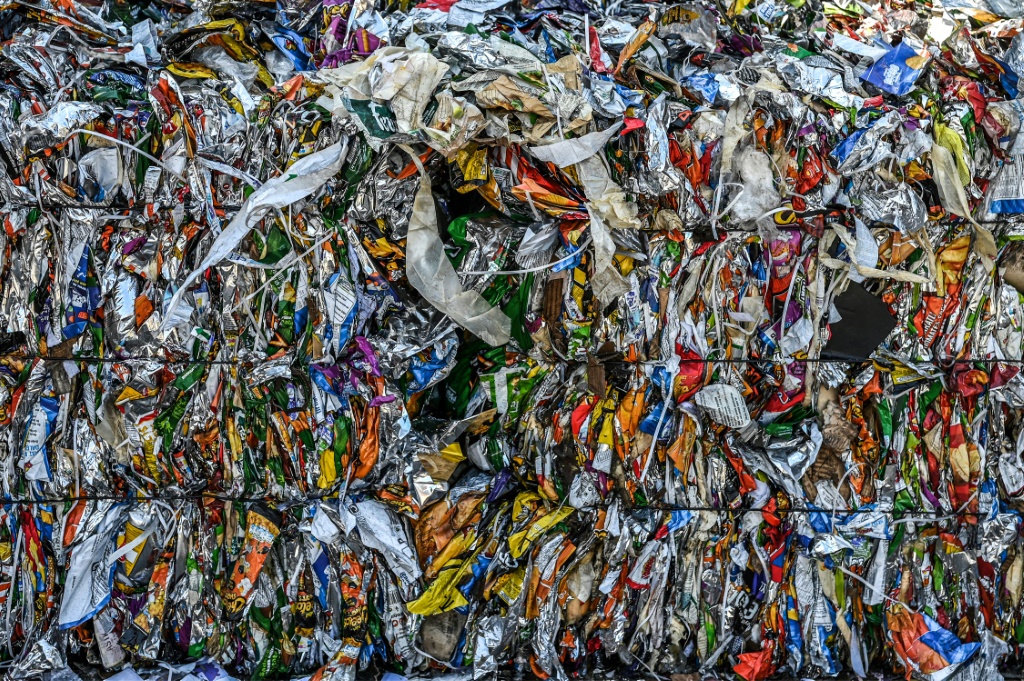 صورة مؤرخة في 11 أيار/مايو 2022 لنفايات بلاستيك في كارتيبي التركية (ا ف ب)