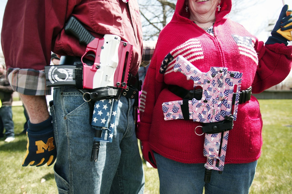 جميع الأمريكيين: مؤيدو القوانين التي تسمح بالحمل المفتوح للمسدسات في ميشيغان في عام 2014 (أ ف ب)