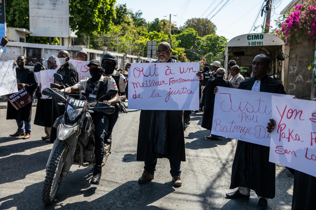احتجاج محامون خارج منزل رئيس الوزراء أرييل هنري الخاص لإجبار الحكومة على نقل المحكمة المدنية إلى منطقة أكثر أمانًا في بورت أو برنس ، في أبريل 2022 ، وسط تصاعد عنف العصابات في العاصمة (أ ف ب)