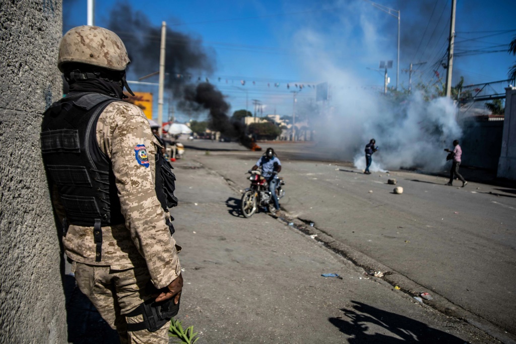    الشرطة تطلق الغاز المسيل للدموع على عمال مصنع يطالبون بزيادة رواتبهم في بورت أو برنس ، هايتي ، في فبراير 2022 (أ ف ب)