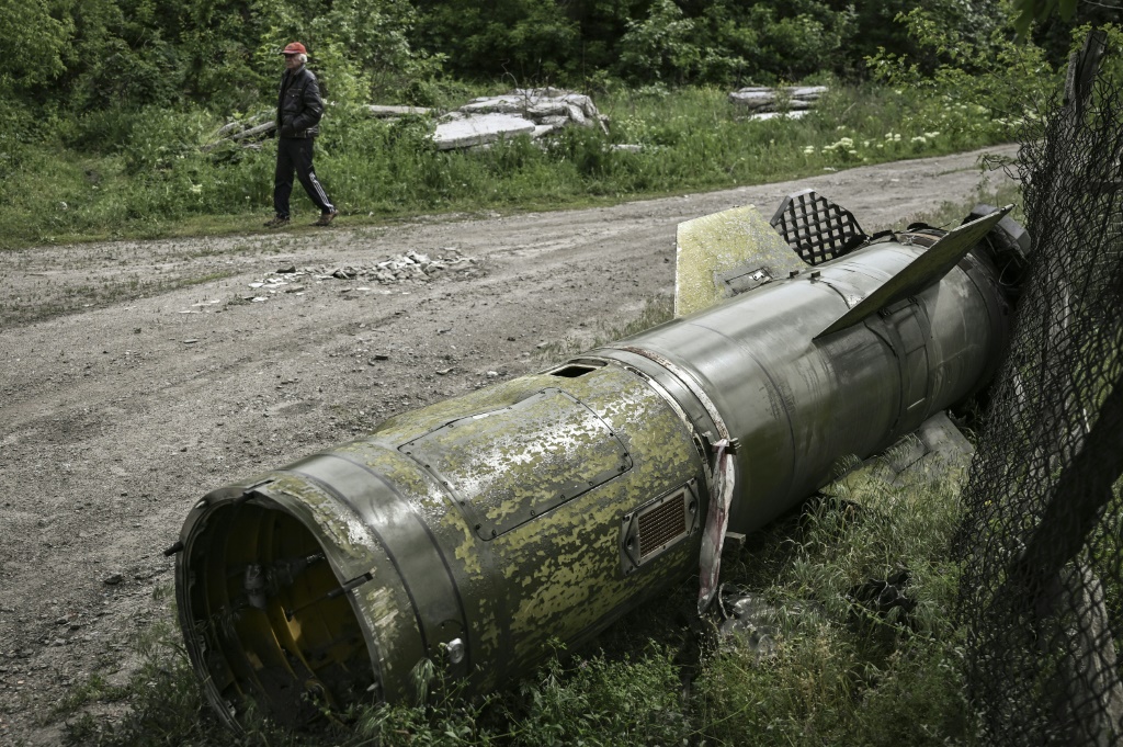    بقايا صاروخ في مدينة ليسيتشانسك بمنطقة دونباس شرق أوكرانيا في 26 أيار/مايو 2022 (أ ف ب)