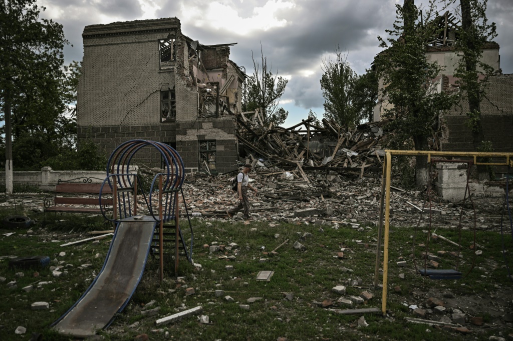 ذخائر متروكة قرب آلية عسكرية مدمرة في محيط قرية روسكا لوزوفا إلى شمال خاركيف في شمال شرق أوكرانيا في 28 ايار/مايو 2022 (أ ف ب)