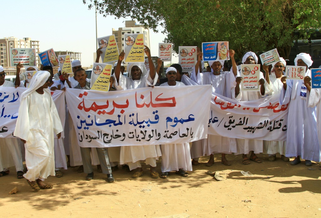متظاهرون سودانيون في الخرطوم أمام محكمة لدعم أربعة محتجين بدأت محاكمتهم بتهمة قتل ضابط شرطة في 29 أيار/مايو 2022 (أ ف ب)