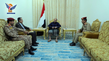 المشاط خلال لقائه بعدد من المسئولين في حكومة الحوثيين غير المعترف بها دولياً (وكالة سبأ في صنعاء)