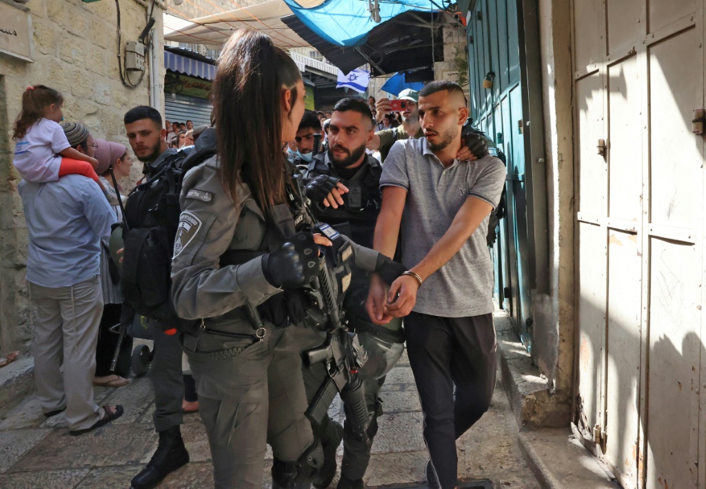 عناصر من حرس الحدود الإسرائيليين يقتادون معتقلا فلسطينيا في البلدة القديمة في القدس في 29 ايار/مايو 2022 (ا ف ب)
