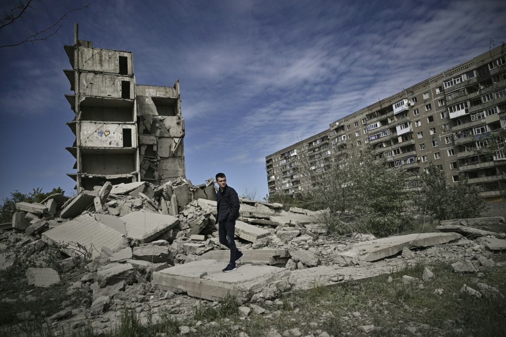  بناية مدمرة بغارة في كراماتورسك في شرق اوكرانيا في منطقة دونباس في 25 أيار/مايو 2022 (ا ف ب)