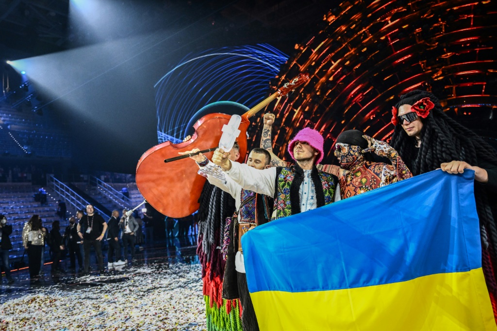 فرقة "كالوش أوركسترا" الأوكرانية تحمل كأس الفوز بمسابقة يوروفيجن الغنائية في مدينة تورينو الإيطالية في 14 أيار/مايو 2022 (ا ف ب)