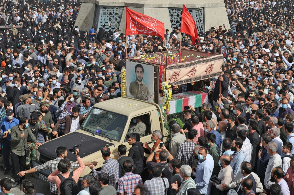 مشيعيون يحيطون بجثمان العقيد في الحرس الثوري الإيراني صياد خدائي خلال مراسم تشييعه في طهران في 24 أيار/مايو 2022 (أ ف ب)