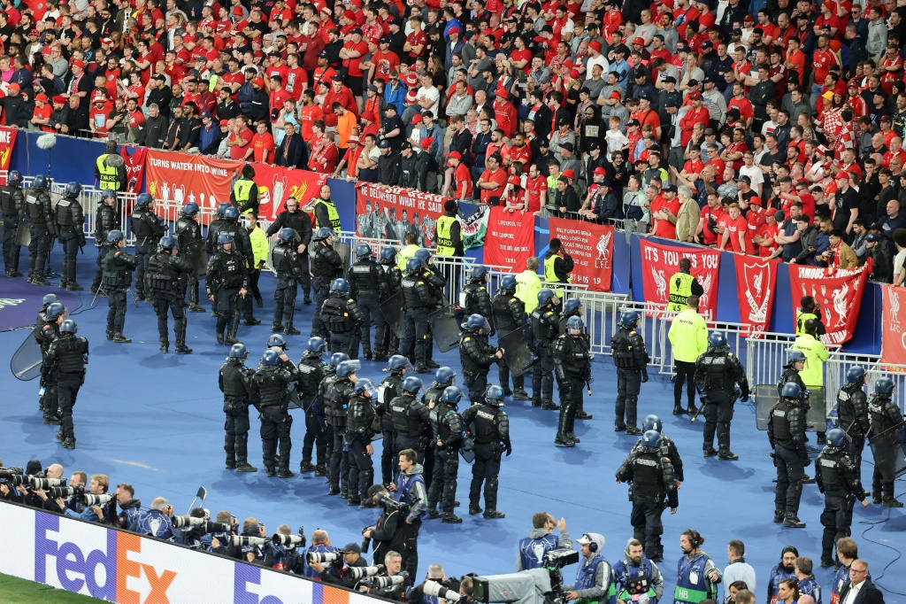 شرطة مكافحة الشغب أمام جماهير ليفربول الإنكليزي في استاد دو فرانس بعد نهائي دوري أبطال أوروبا في كرة القدم. 28 أيار/مايو 2022 (ا ف ب)
