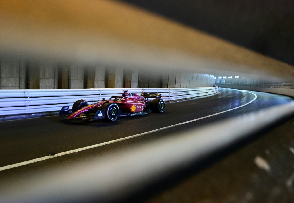 سائق فيراري شارل لوكلير من موناكو داخل النفق خلال سباق جائزة موناكو الكبرى في فورمولا واحد. 29 ايار/مايو 2022 (ا ف ب)