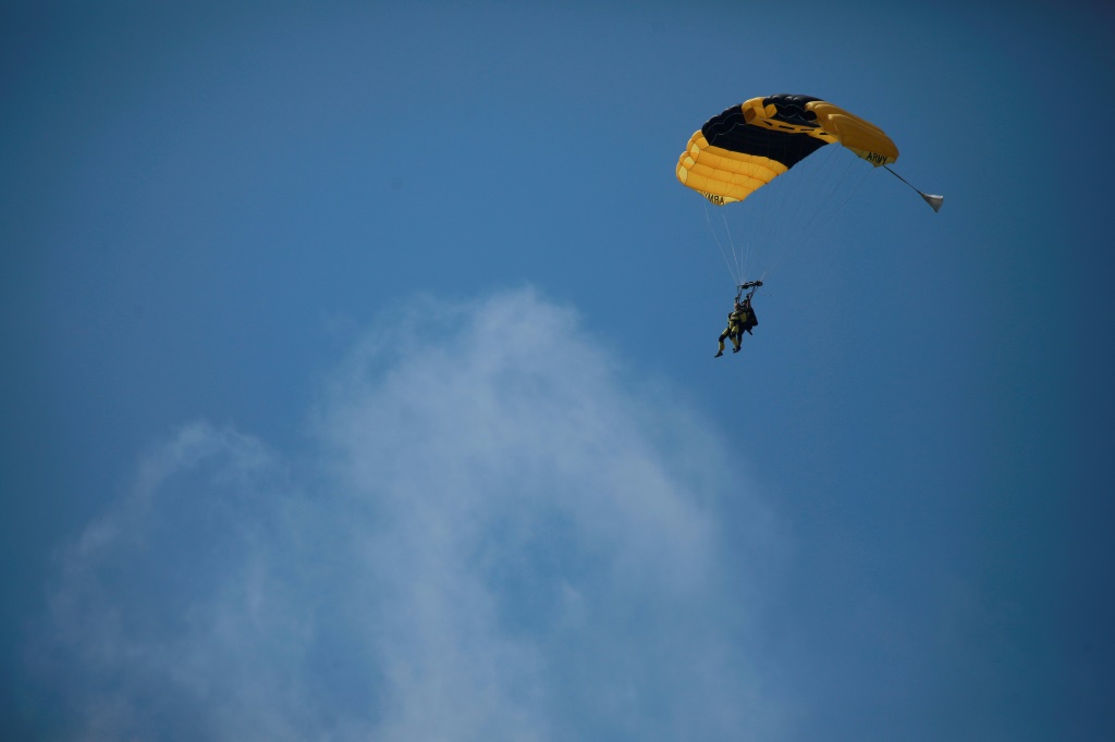 عنصر في فرقة عسكرية أميركية للقفز بالمظلات يشارك في قفزة ثنائية في ولاية كنتاكي الأميركية في 14 أيلول/سبتمبر 2021 (ا ف ب)