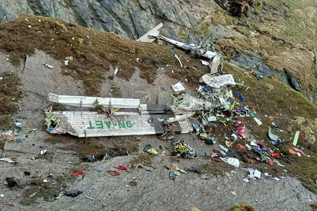 حطام الطائرة النيبالية التابعة لخطوط "تارا اير" على سفح جبل في موستانغ بتاريخ 30 ايار/مايو 2022 بعد يوم من تحطمها (ا ف ب)