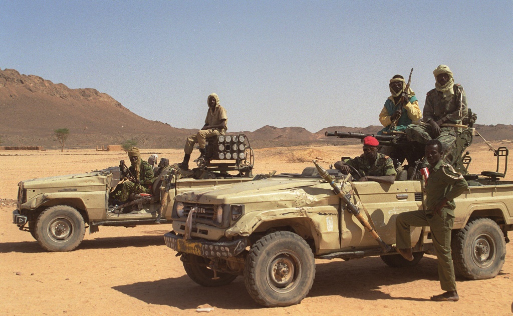 تتمتع جبال تيبستي النائية بتاريخ طويل ومضطرب. في الصورة: جنود في دورية عام 1999 بعد تمرد (أ ف ب)
