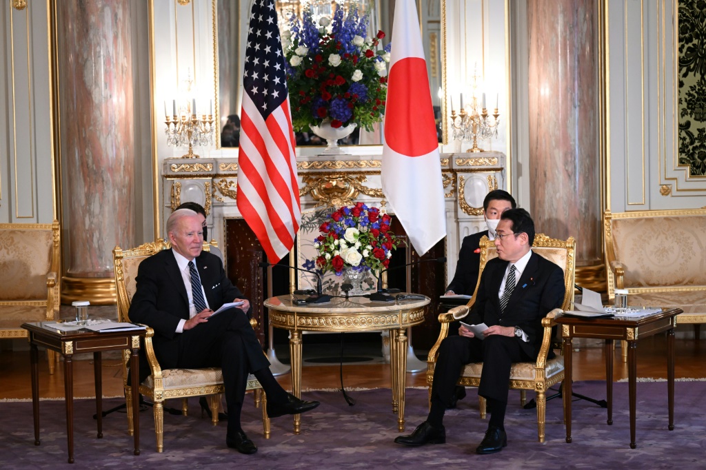 الرئيس الأميركي جو بايدن ورئيس الوزراء الياباني فوميو كيشيدا خلال اجتماع في طوكيو في 23 أيار/مايو 2022 (ا ف ب)