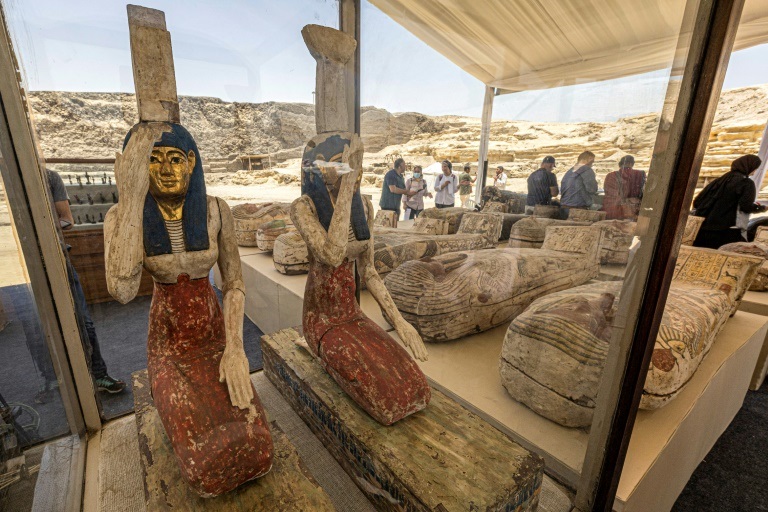 تماثيل للالهتين المصريتين إيزيس ونيفيتيس ونواويس أخرى في سقارة في مصر، في 30 أيار/مايو 2022 (ا ف ب)
