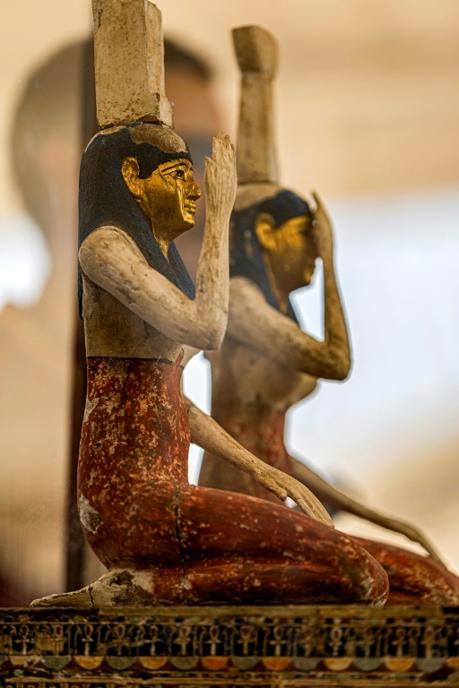 تماثيل للالهتين الفرعونيتين إيزيس ونفتيس عثر عليها في "أكبر خبيئة برونزية" تعد إلى قرابة القرن الخامس قبل الميلاد في سقارة في 30 أيار/مايو 2022 (ا ف ب)