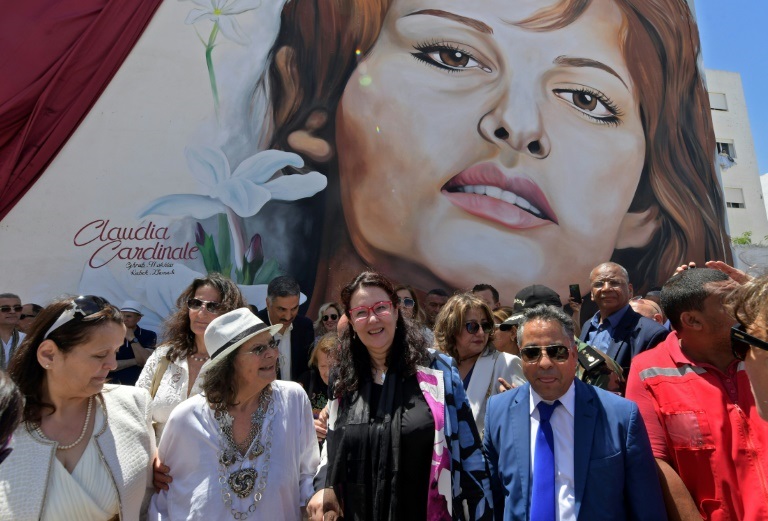 الممثلة الإيطالية التونسية كلوديا كاردينالي (الثانية من اليسار) خلال تدشين شارع يحمل اسمها في وادي الحلق قرب تونس العاصمة في 29 أيار/مايو 2022 (ا ف ب)