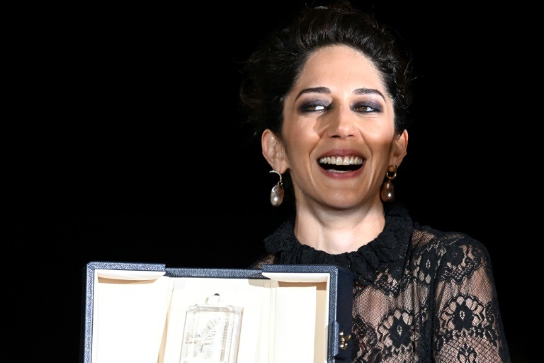 الممثلة الإيرانية زَر أمير إبراهيمي مع جائزة أفضل ممثلة في مهرجان كانّ السينمائي في 28 أيار/مايو 2022 (ا ف ب)