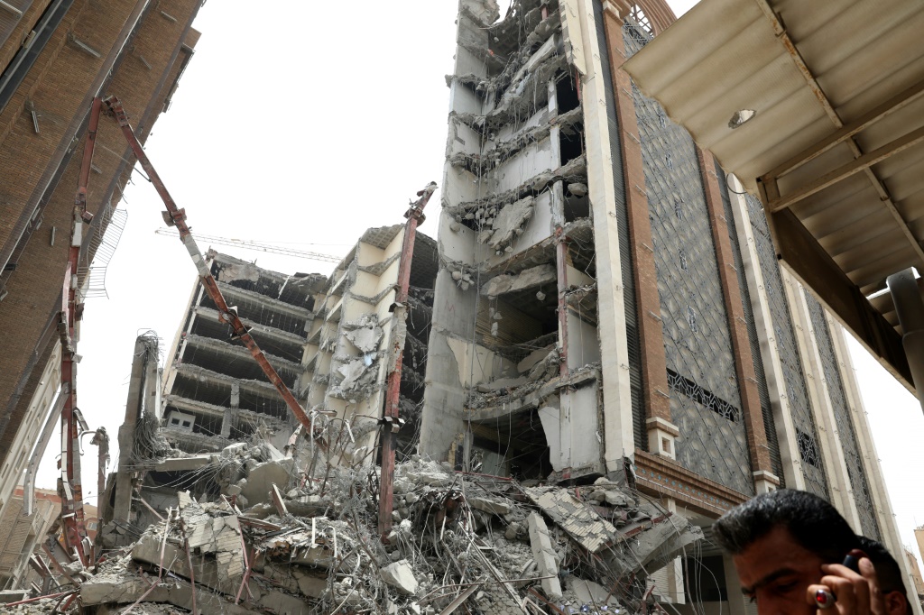 مبنى "متروبول" بعد انهياره في مدينة آبادان بمحافظة خوزستان في إيران في 24 أيار/مايو 2022 (ا ف ب)