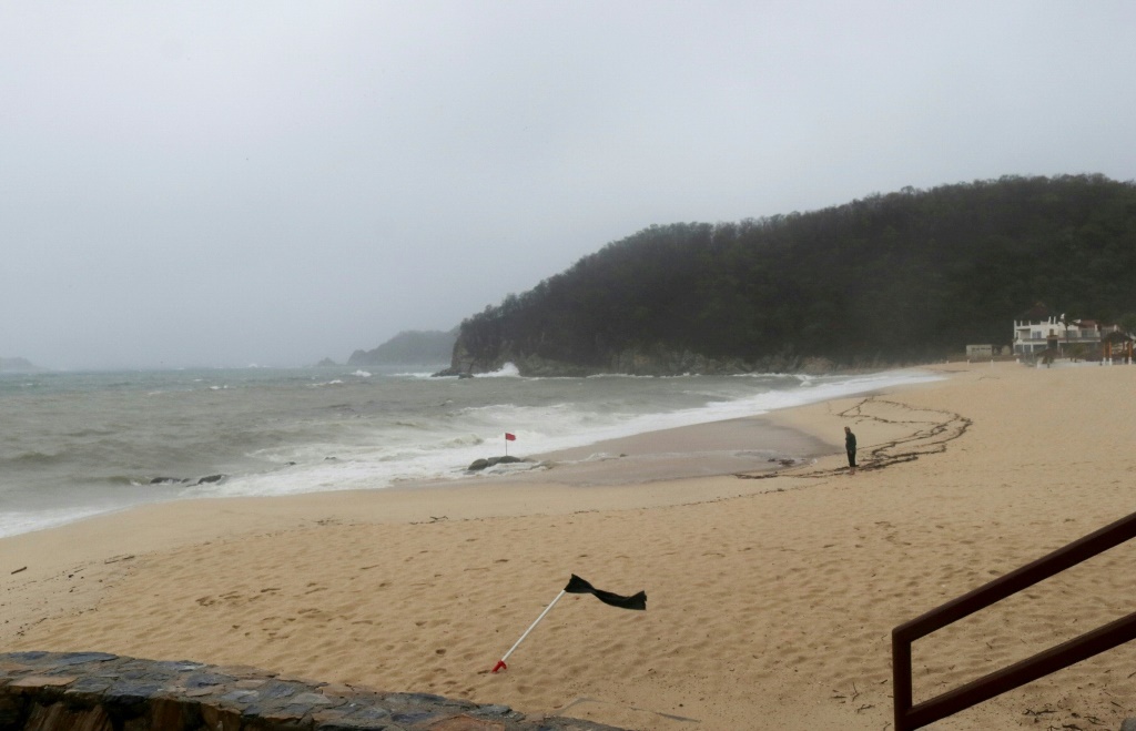 شاطئ في منطقةهواتولكو المكسيكيّة قبيل وصول العاصفة أغاتا (ا ف ب)