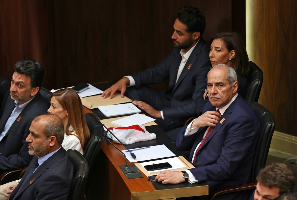 نواب المعارضة المنتخبون حديثا يشغلون مقاعدهم في البرلمان اللبناني (ا ف ب)