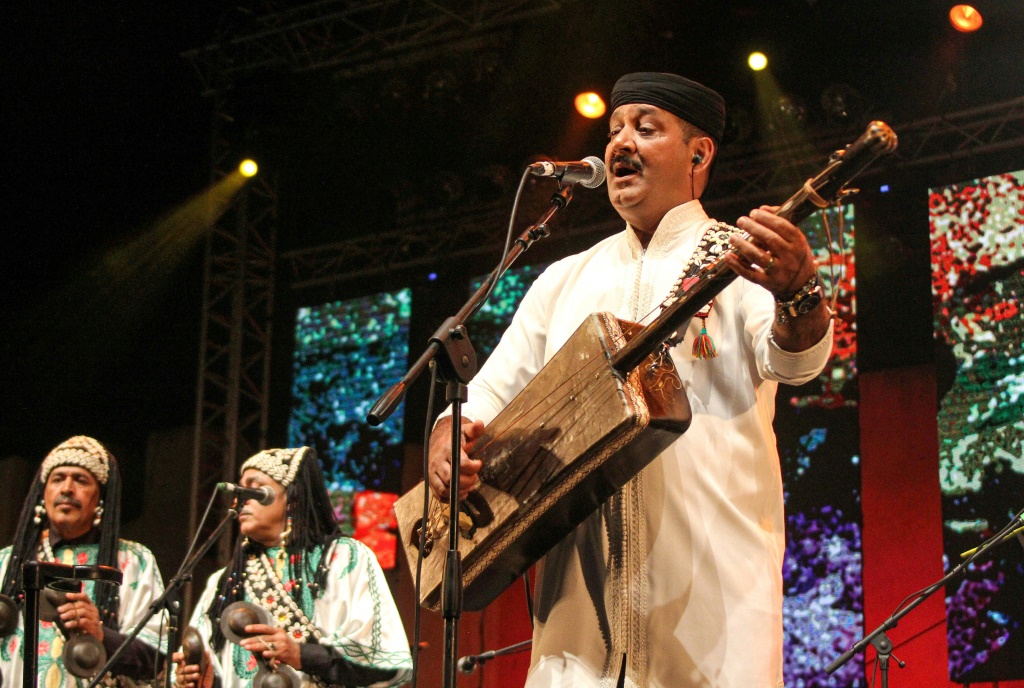 الموسيقي المغربي حميد القصري خلال حفلة في مهرجان كناوة بمدينة الصويرة في غرب البلاد في 23 حزيران/يونيو 2019 (ا ف ب)