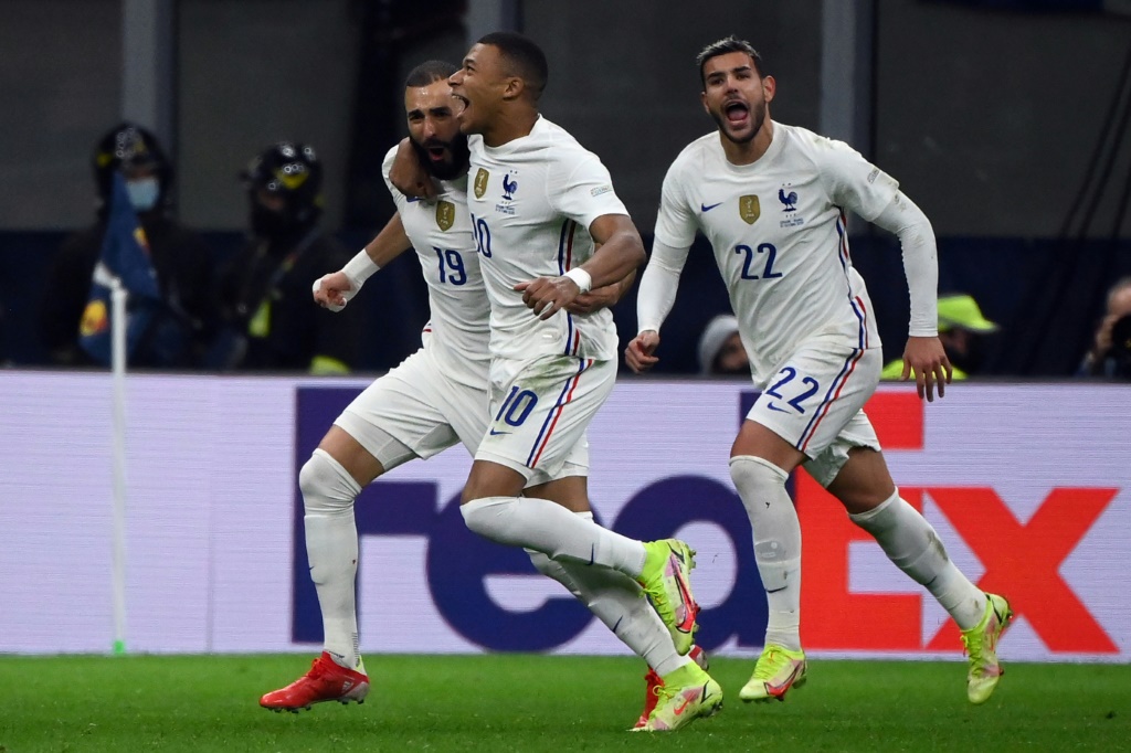 مهاجما المنتخب الفرنسي كريم بنزيمة وكيليان مبابي يحتفلان بالفوز على إسبانيا في نهائي دوري الأمم الأوروبية لكرة القدم العام الماضي (  ا ف ب   )