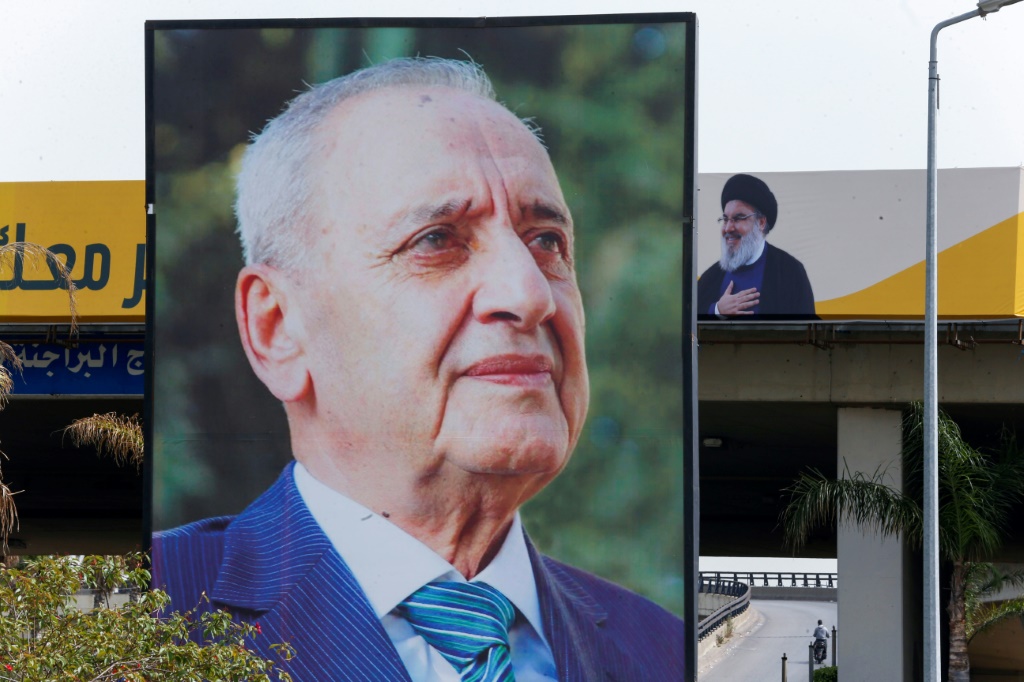رئيس مجلس النواب اللبناني نبيه بري يظهر على لوحة إعلانية كبيرة في بيروت ، ولوحة أخرى في الخلفية يظهر حسن نصر الله زعيم حزب الله (ا ف ب)