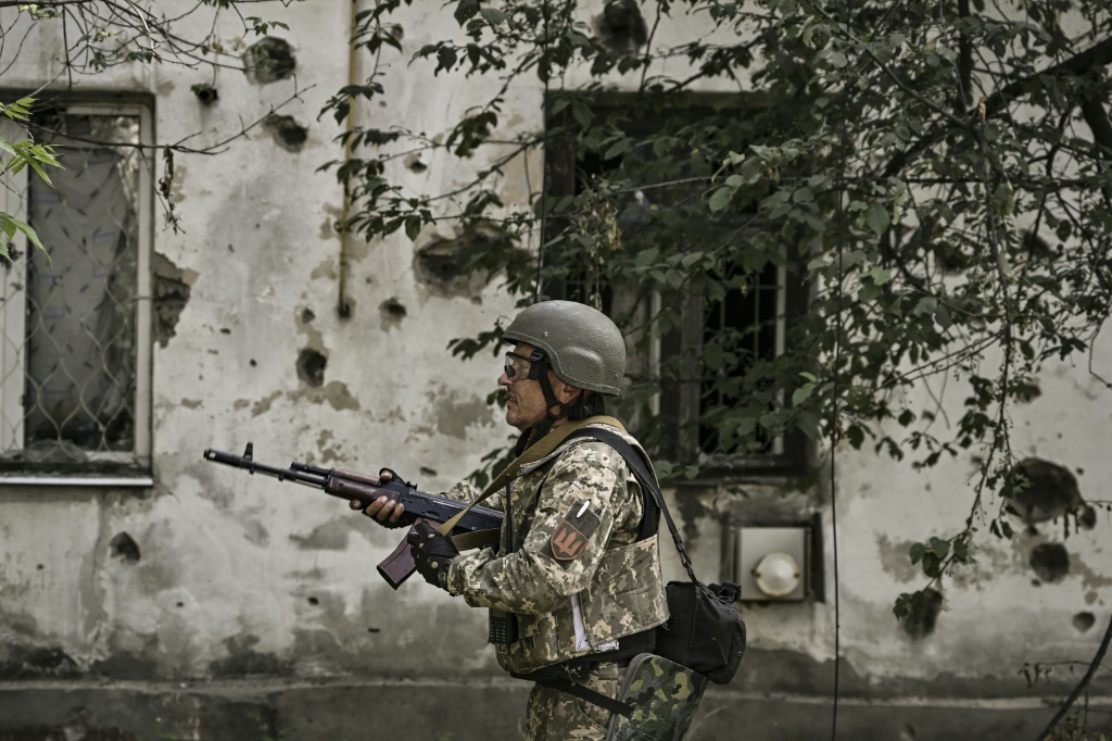 يتوق الجنود الأوكرانيون المتفوقون التسلح إلى الحصول على أسلحة دقيقة بعيدة المدى لصد التقدم الروسي (ا ف ب)