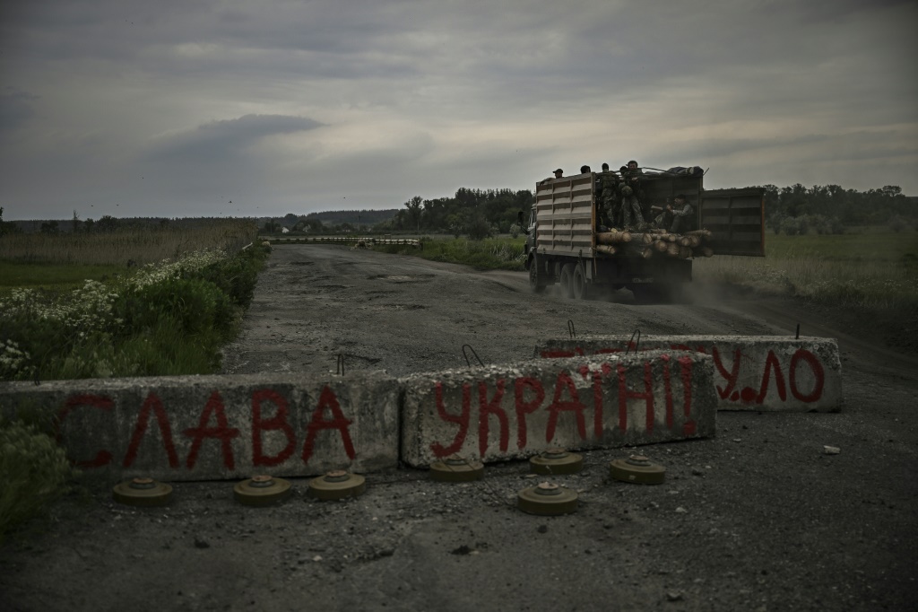 قامت القوات الأوكرانية بتحصين دفاعات بعض البلدات بألغام أرضية يمكن أن تمتد عبر طريق في حالة حدوث تقدم روسي (ا ف ب)