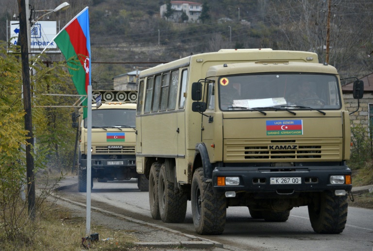 شاحنات عسكري أذربيجانية تدخل إقليم لاتشين في الأول من كانون الأول/ديسمبر 2020(ا ف ب)