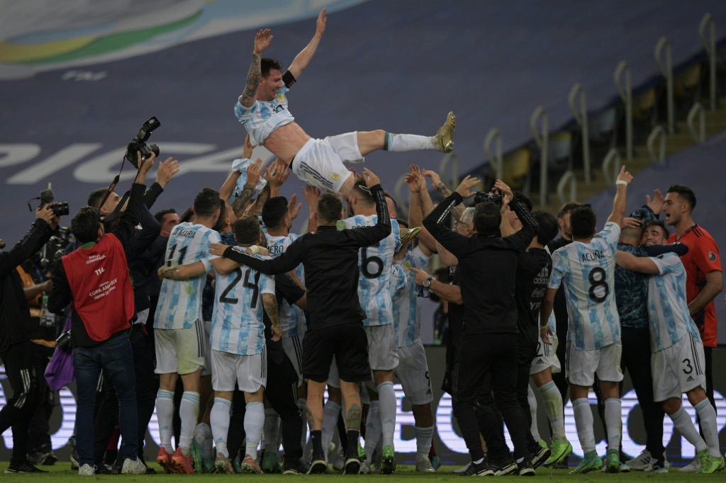 لاعبو الارجنتين يحتفلون برميهم ليونيل ميسي عاليا بعد الفوز بلقب كوبا اميركا 2021 على حساب البرازيل. ريو دي جانيرو في 10 تموز/يوليو 2021 (ا ف ب)