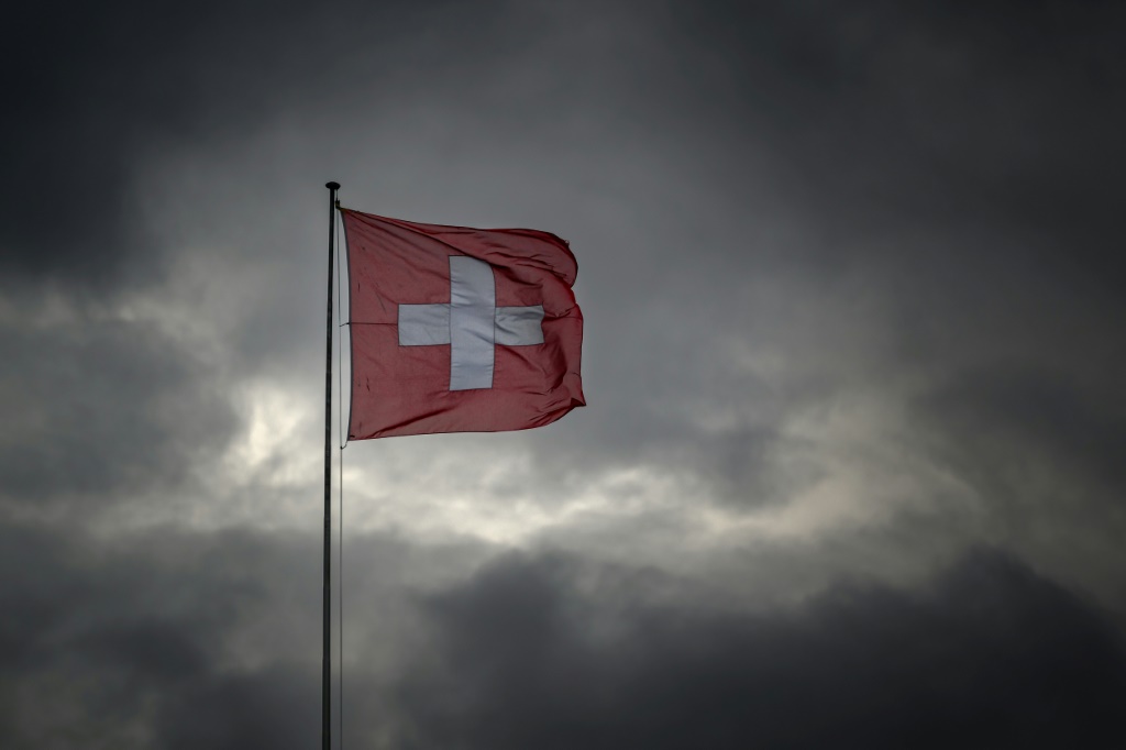 العلم السويسري يرفرف في جنيف في الخامس من أيار/مايو 2022 (ا ف ب)