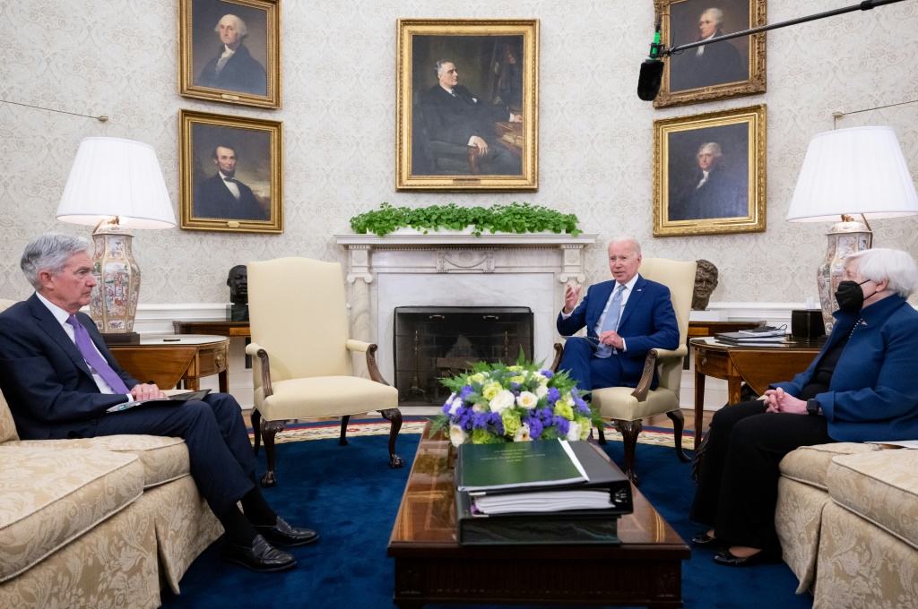الرئيس الأميركي جو بايدن (وسط) مستقبلا رئيس الاحتياطي الفدرالي جيروم باول بحضور وزيرة الخزانة جانيت يلين في البيت الأبيض في 31 أيار/مايو 2022 (ا ف ب)